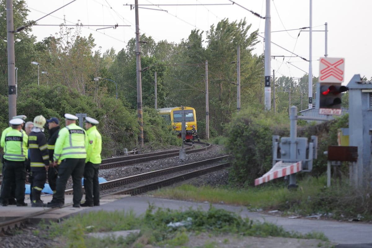 TRAGÉDIA: Két fiatalt gázolt halálra a vonat a vasúti átjáróban