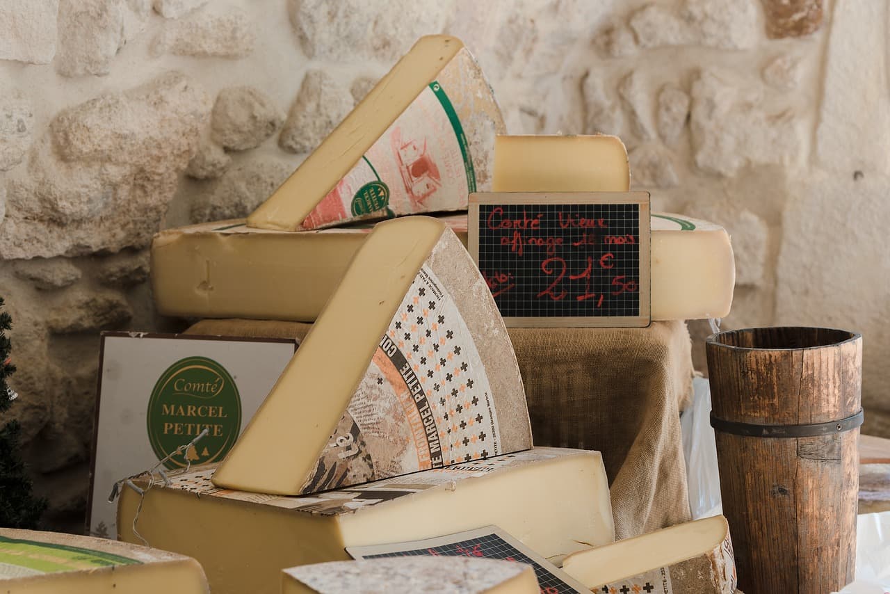 Borzalom: A polcról lezúduló sajttömbök temették maguk alá a sajtüzem tulajdonosát