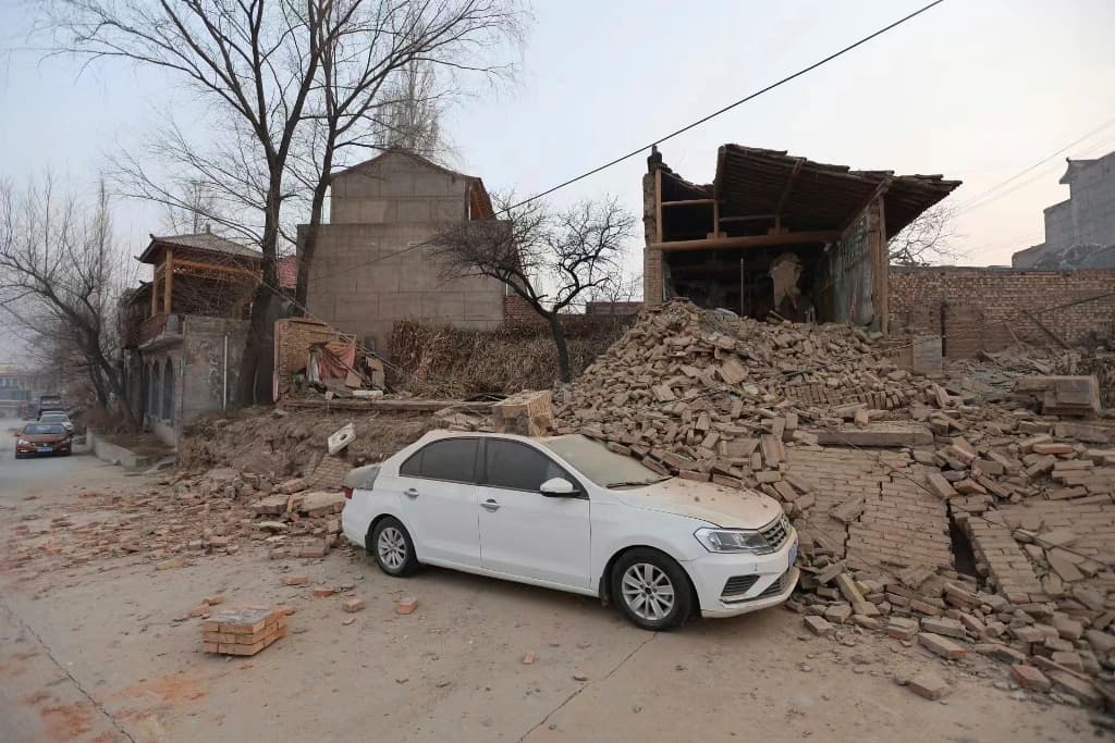 Tovább emelkedett a kínai földrengés áldozatainak száma, tucatnyian eltűntek