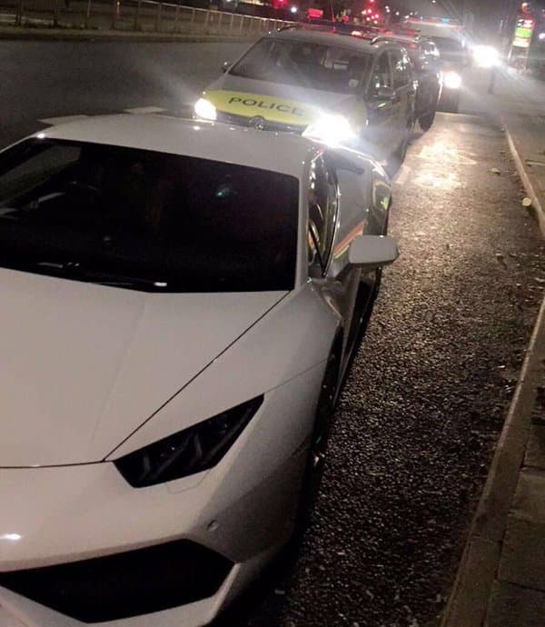 Lefoglalt Lamborghinivel száguldoztak a rendőrök, de lebuktak