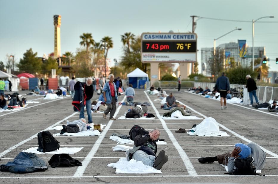 Döbbenet: A betonon fekszenek a hajléktalanok Las Vegasban, miután bezárták a szállót, ahol egy lakó tesztje pozitív lett – FOTÓK 