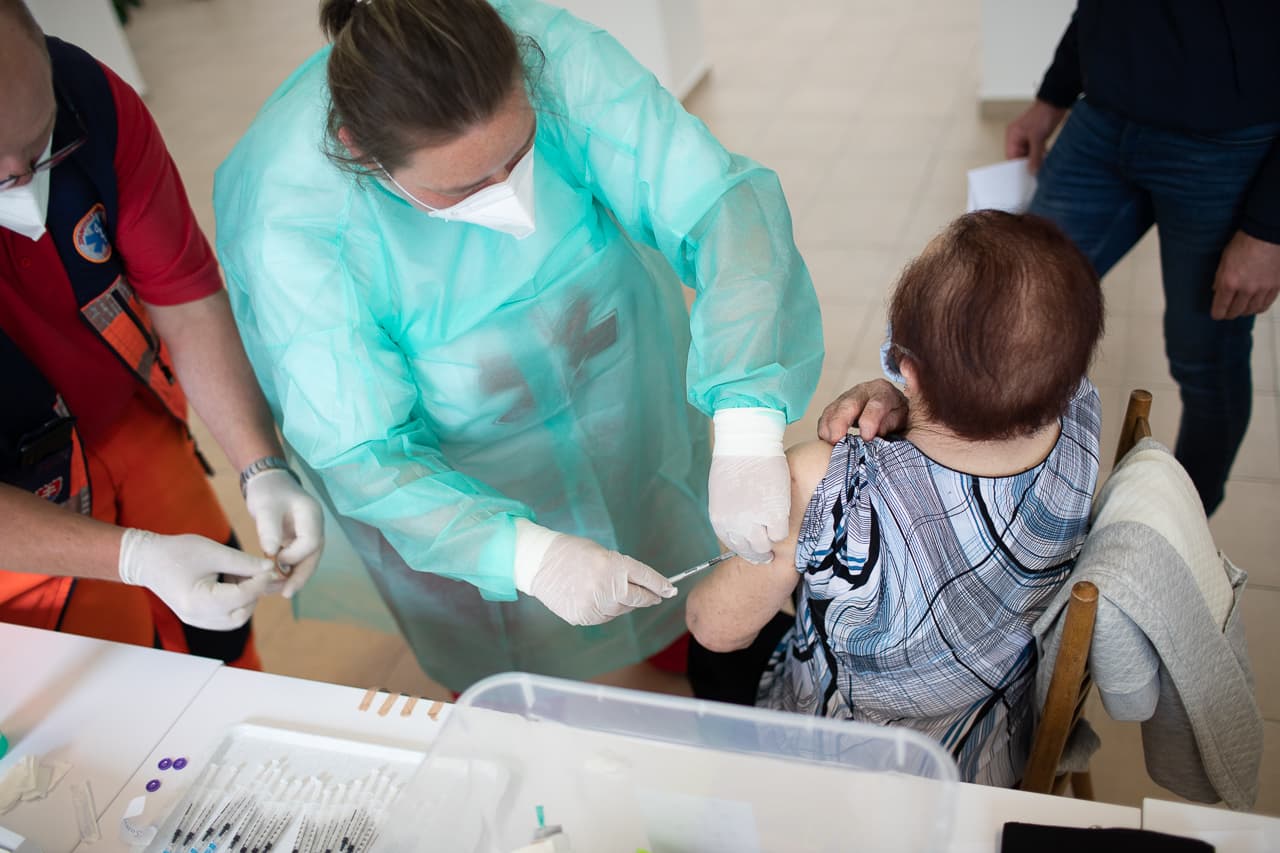 Heten haltak meg vélhetően a koronavírus elleni oltás miatt Szlovákiában