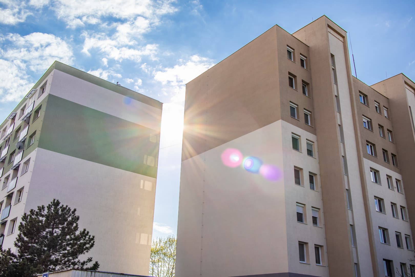Kizuhant a lakóház 10. emeleti ablakából egy nő Győrben