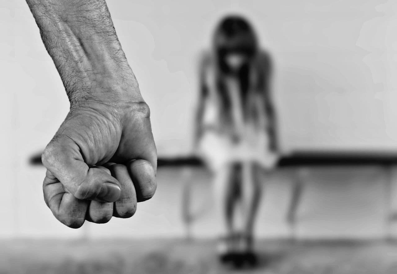 BORZALOM: Két egykori válogatott magyar vízilabdázó erőszakolhatott meg hónapokon keresztül egy 11 éves kislányt!