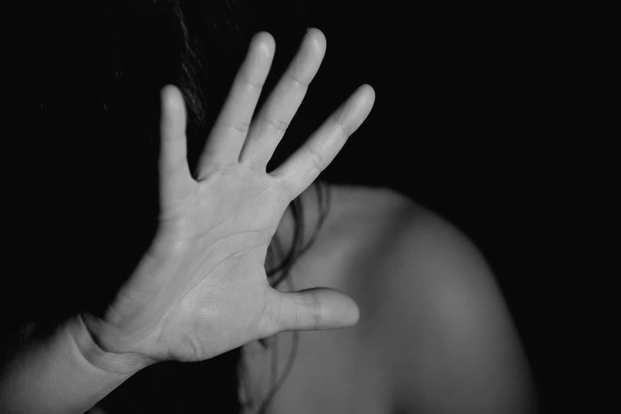BORZALOM: Megerőszakoltak egy várandós nőt