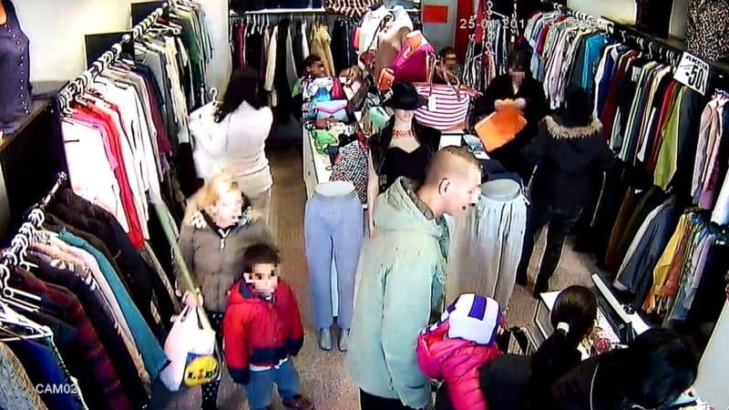 Gyerekekkel mentek lopni az üzletbe a tolvajok (videó)