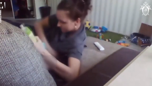 Nézni is szörnyű, mit művel a babával a dadus (videó)