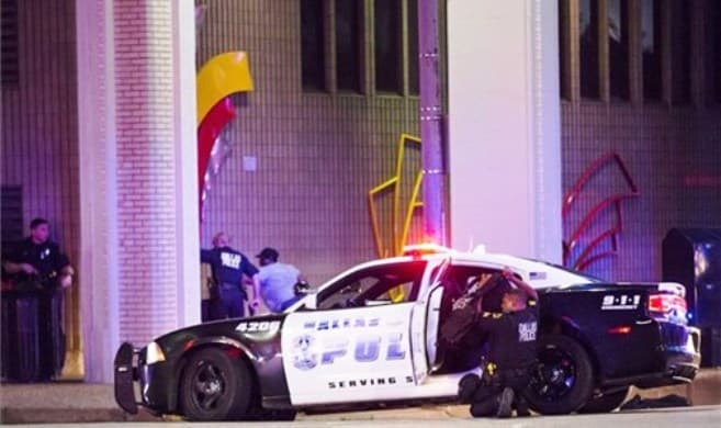 Öt rendőrt lőttek agyon Dallasban a rendőri erőszak elleni tüntetésen!