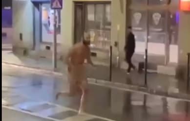 VIDEÓ: Meztelenül futkosott a forgalmas utcában, végül egy rendőrnek is lekevert egyet