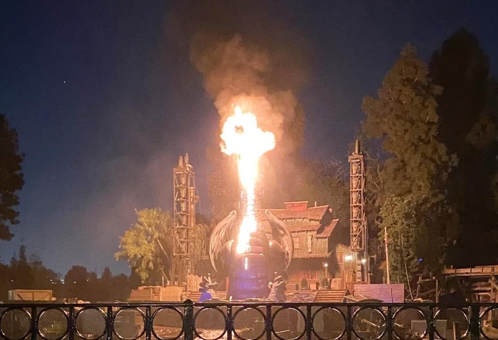 Tűz ütött ki Disneylandban, lángba borult egy sárkány! (Videó)