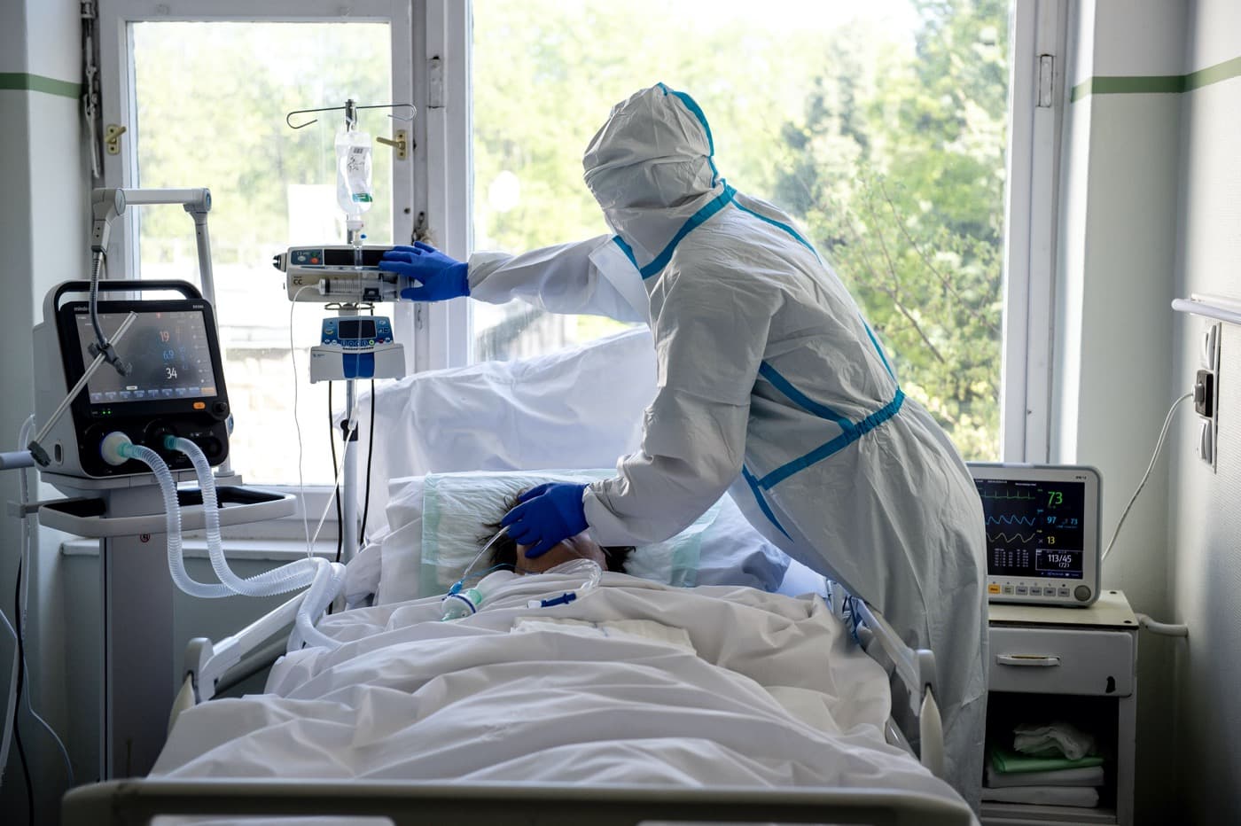 Koronavírus: Meghalt 207 ember, 2527 új fertőzöttet azonosítottak Magyarországon