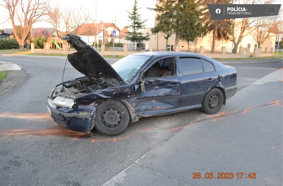 Rémisztő baleset Csallóközcsütörtöknél: nem adott előnyt a Škoda a busznak, csúnya vége lett (FOTÓK)