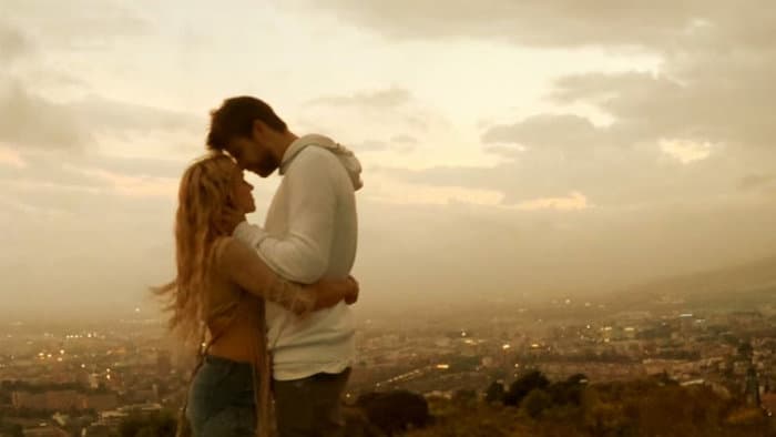 Shakira egy videoklipben meséli el, hogyan ismerkedett meg Gérard Piquével