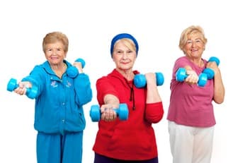 A nyolcvan év feletti nőknek is sok előnnyel járhat az erősítő edzés
