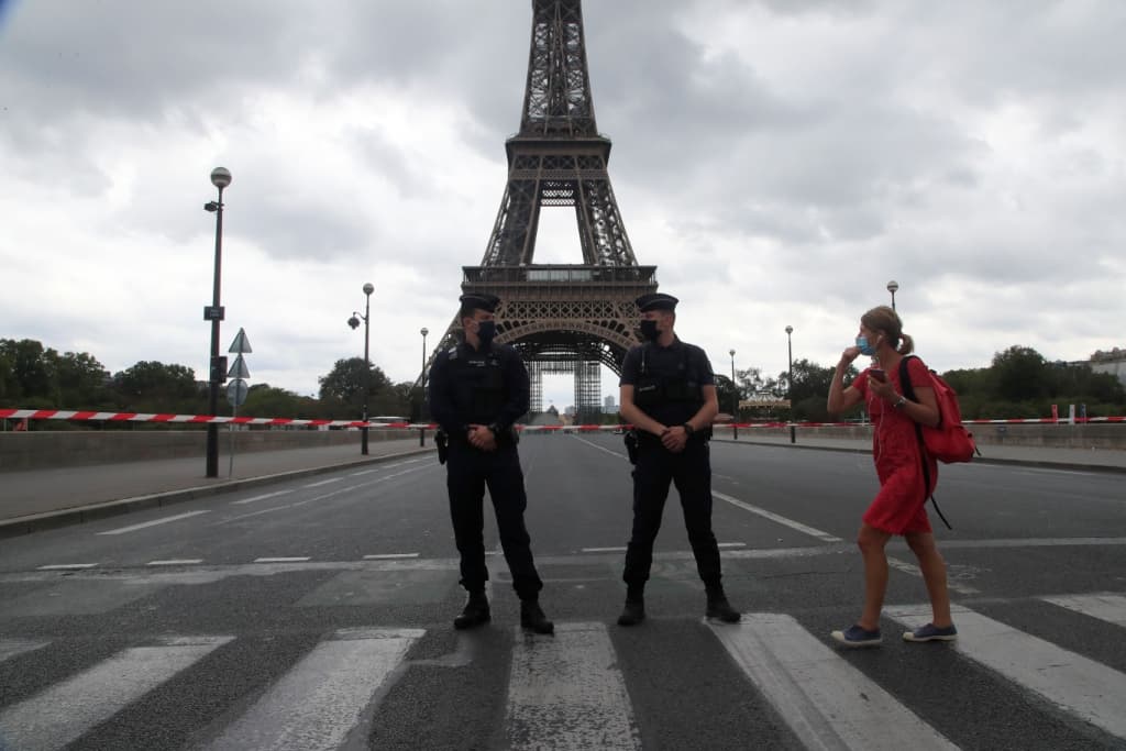 Újranyitották az Eiffel-tornyot a bombafenyegetést követően