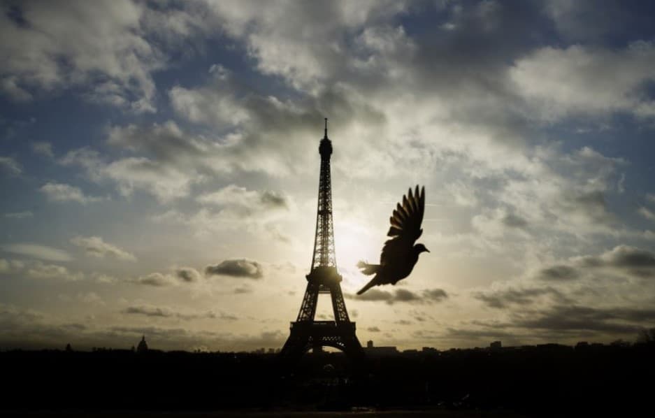 Az Eiffel-tornyon töltött egy éjszakát két részeg turista