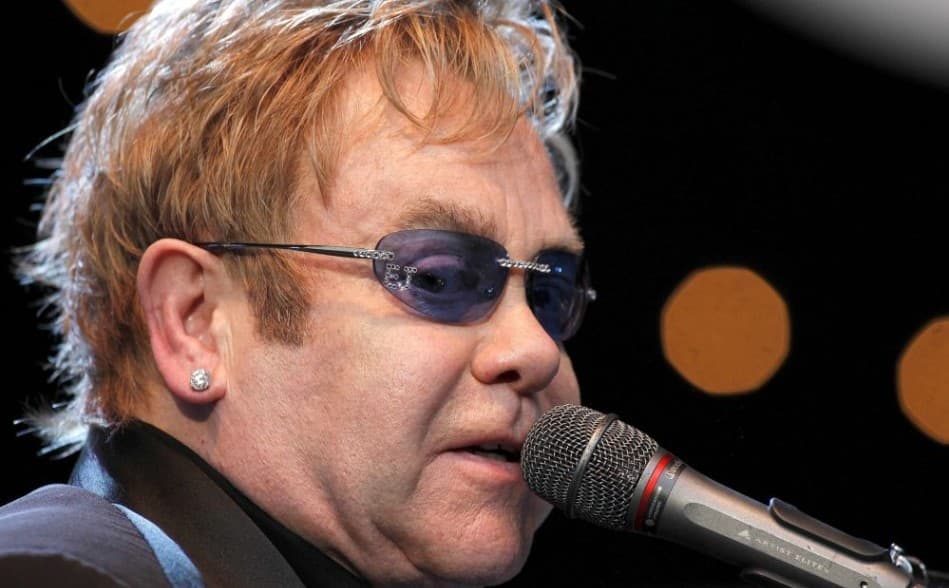 Koncert közben elment a hangja Elton Johnnak