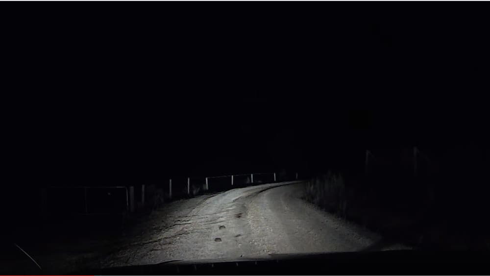 Az éjszaka autózás legdurvább rémálma! (videó)