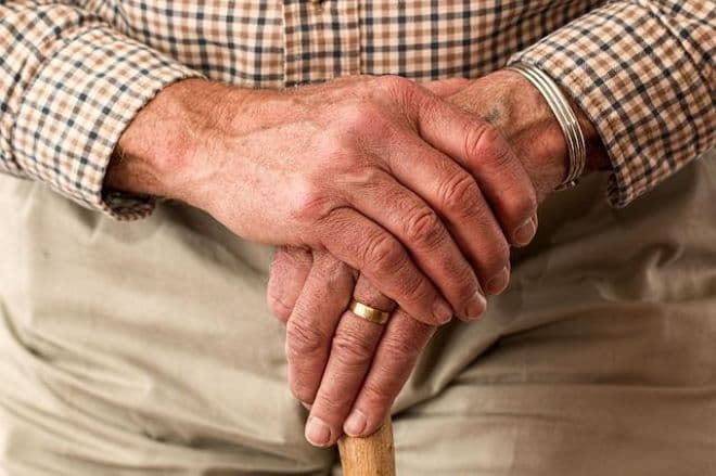 Egy nyugdíjas férfi 54 év után megtalálta az elveszett gyűrűjét