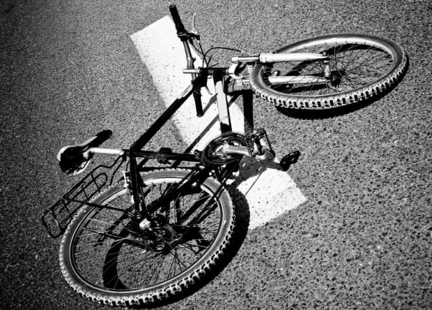 Súlyos baleset: kihajtott kerékpárjával az autó elé a tízéves gyerek