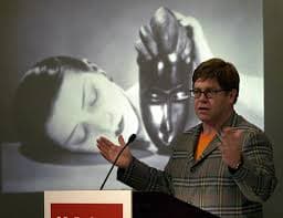 Elton John fotógyűjteményét mutatja be a londoni Tate Modern