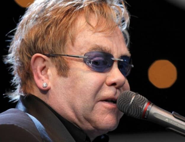 Díjjal ismeri el a Harvard Egyetem Elton John emberbaráti erőfeszítéseit