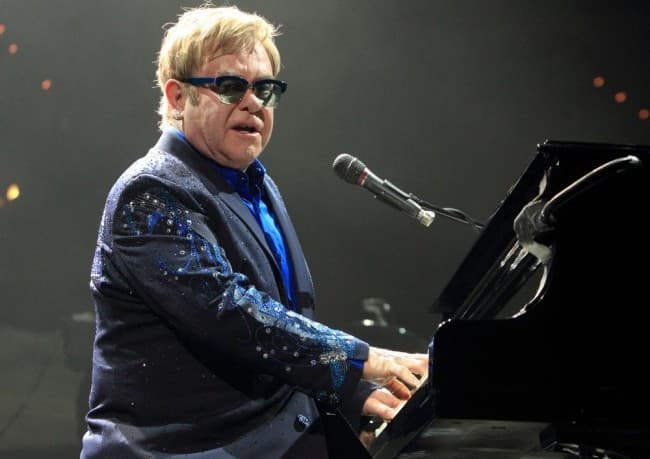 Nagy áldozatot hozott Elton John, hogy jelen lehessen Harry herceg esküvőjén