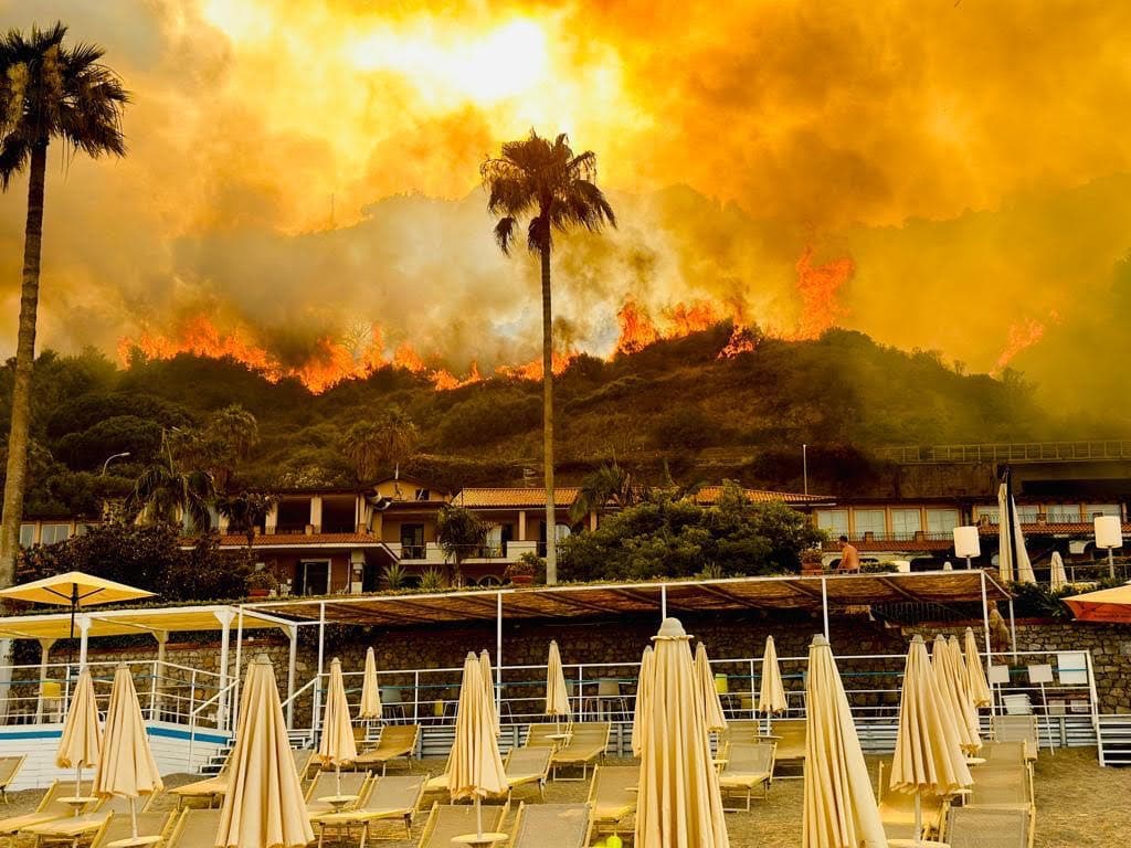 Tovább emelkedett a pusztító tüzek halálos áldozatainak száma Hawaii egyik szigetén