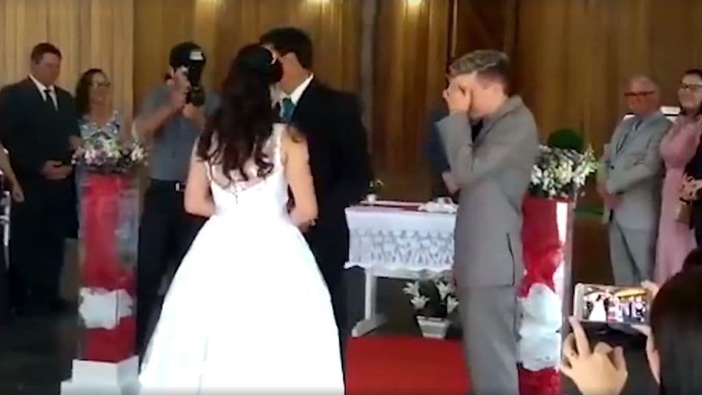 A feleség még most sem hiszi el, hogy mit csinált a férje az esküvőjükön (VIDEÓ)