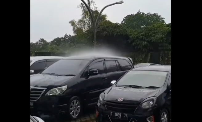 Látott már ilyet? Tele volt a parkoló, de csak egy autóra esett az eső (VIDEÓ)