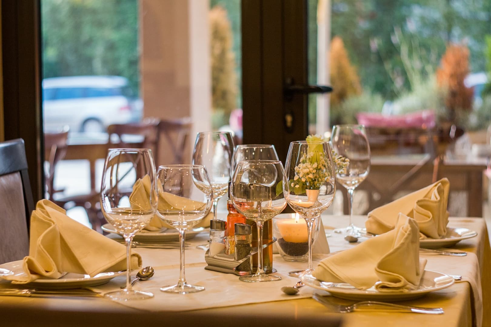 A szállodák éttermeiben csak az elszállásolt vendégek fogyaszthatnak