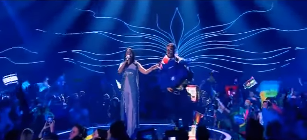 Pucér fenék villant az Eurovíziós Dalfesztivál döntőjében (videó)