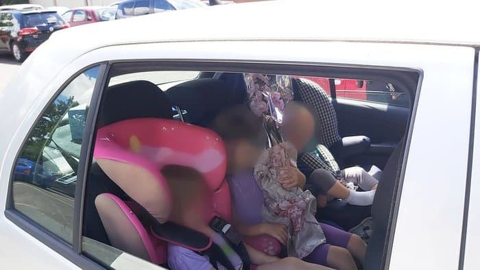 Felforrósodott kocsiban hagytak három gyereket, a rendőröket meglepte a szülők reakciója