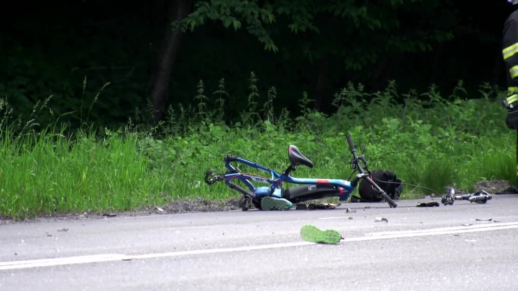 TRAGIKUS BALESET: Kerékpárosok közé hajtott egy autó – egy 41 éves nő meghalt, fia súlyosan megsérült