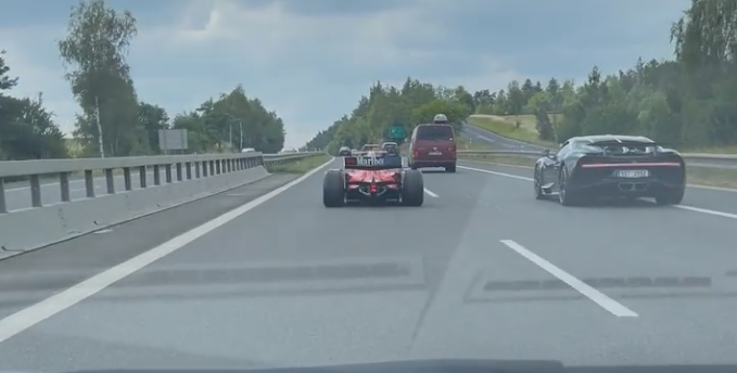 ÉSZMEGÁLL: Forma–1-es Ferrarinak látszó versenyautó száguldott az autópályán (VIDEÓ)