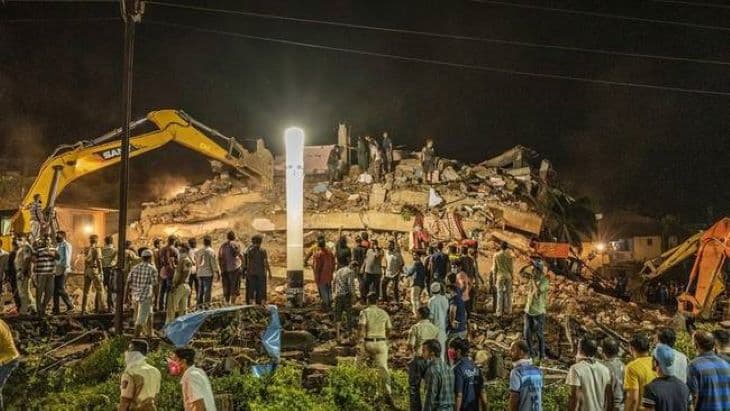 Összeomlott egy épület Nyugat-Indiában, sokan a romok alatt rekedtek