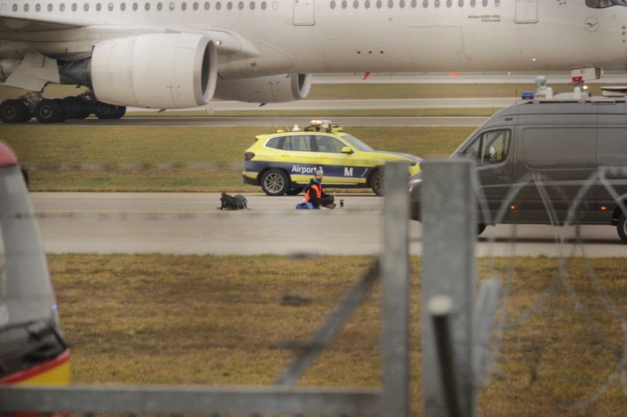 Egy repülőtér kifutópályájához ragasztózták magukat klímaaktivisták