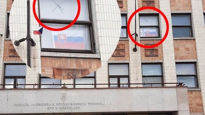 A pozsonyi Műszaki Egyetem egyik épületének ablakába oltásellenes logó került!