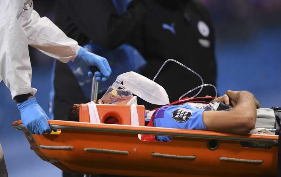 A pályáról a kórházba vitték a Manchester City védőjét