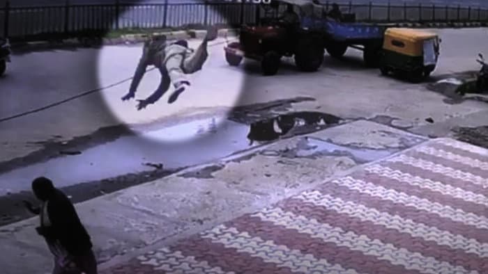 A motorkerékpár kerekei közé akadt kábel levegőbe repített egy férfit, aki végül egy nő hátán landolt - VIDEÓ