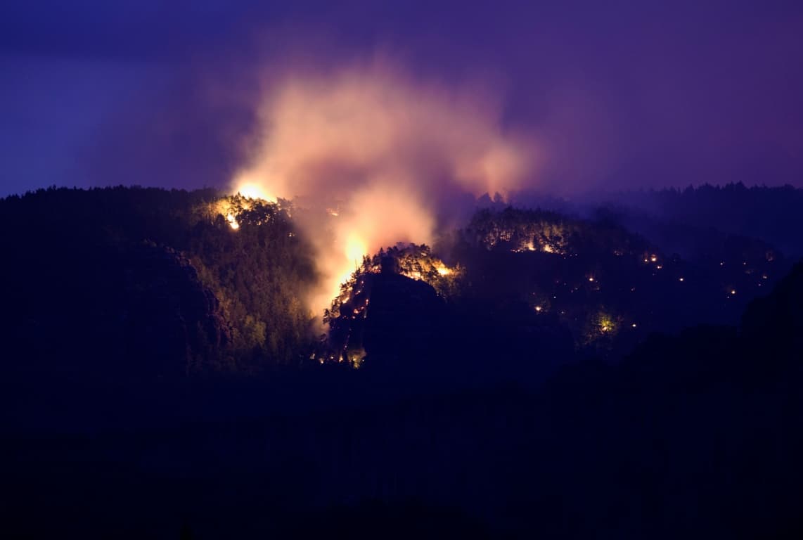 Nagyon veszélyes a helyzet Csehországban, több mint 500 tűzoltó küzd a lángokkal