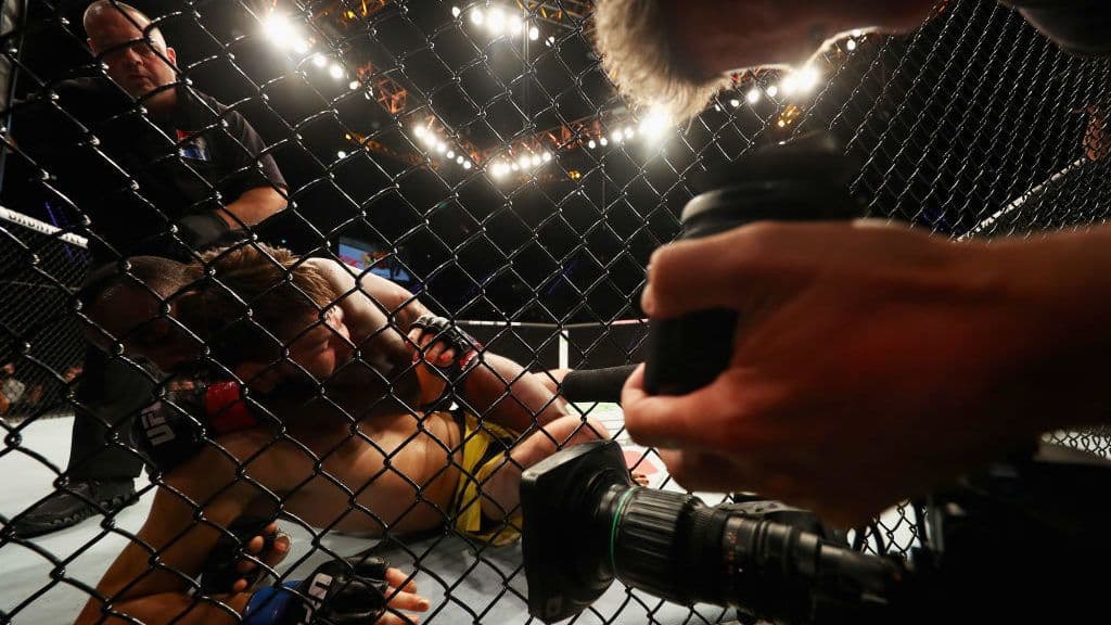 Horrorsérülés az MMA-ban: a harcos alkarja természetellenes pozícióban lógott (videó) 18+