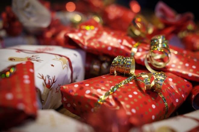 ÉSZMEGÁLL: Karácsonyi csomagolópapír erotikus motívumokkal - Péniszes hóember és rénszarvas-szex sokkolta a négygyermekes anyukát (FOTÓK)