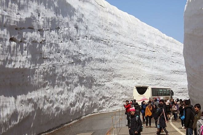 Ha Japánban jár, mindenképpen nézze meg a hatalmas hófalakat, amik akár 20 méter magasak is lehetnek (FOTÓK)