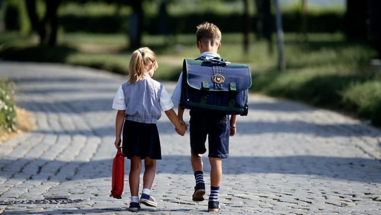 Kisebb az elhízás veszélye, ha gyalog jár a gyerek iskolába