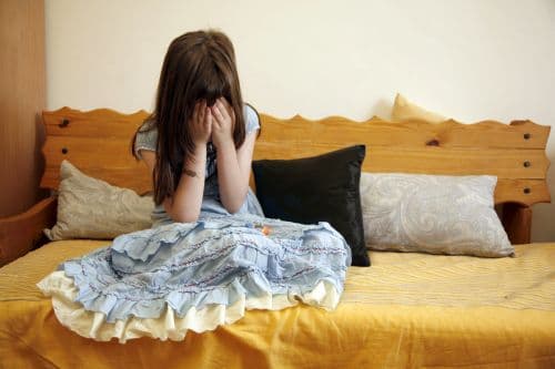 Orális szexre kényszerített egy rábízott lányt a hivatásos nevelőszülő