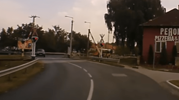 Vasúti átjárón hazardírozott egy autós Győrben (videó)