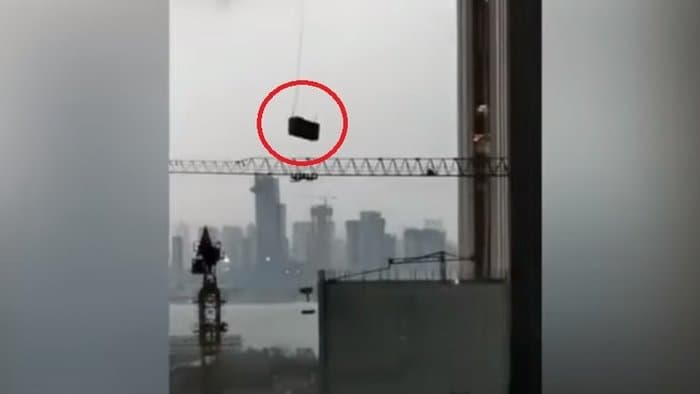 Meghalt két ablakmosó,  akiknek a platformját brutálisan odacsapkodta a szél a felhőkarcolóhoz (Videó)
