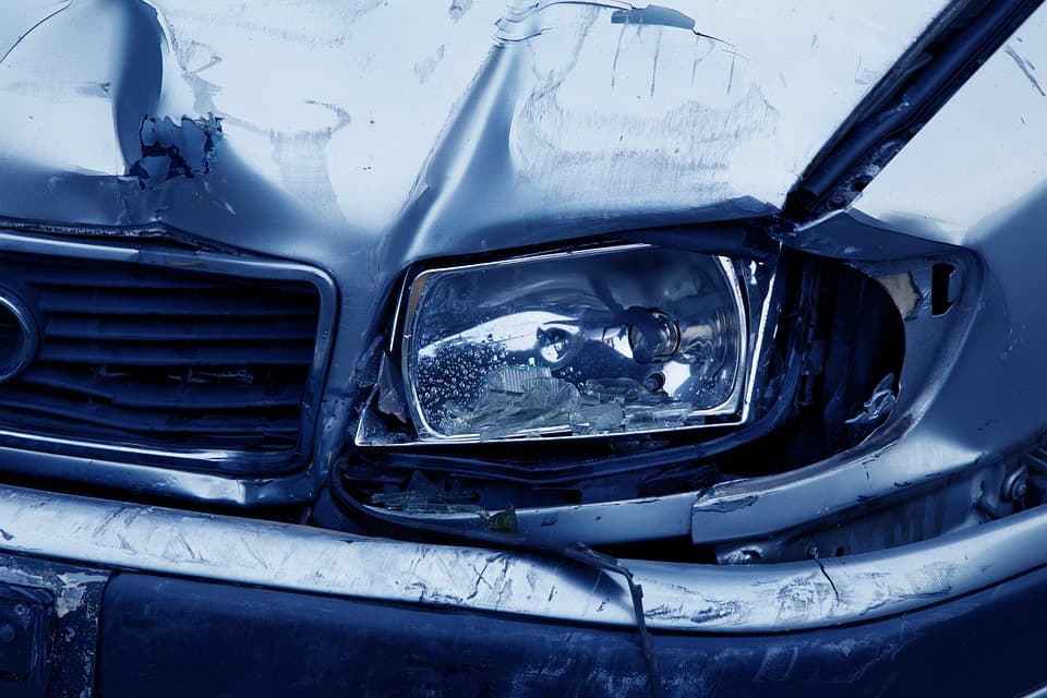 Borzalmas baleset: Kettészakadt az autó, kirepült belőle a várandós nő