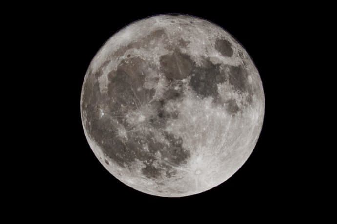 Háromtonnás, rejtélyes űrszemét csapódik a Holdnak pénteken